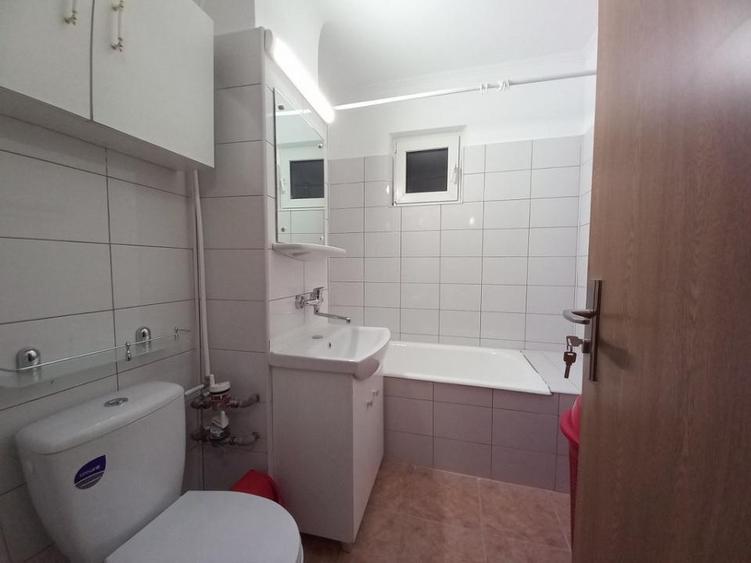 Apartament cu 3 camere decomandat, mobilat în P-ța Mihai Viteazu