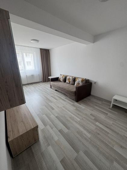Apartament cu 2 camere decomandat în Tractorul