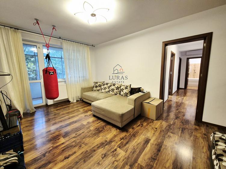 Apartament cu 4 camere semidecomandat, mobilat în Tomis III