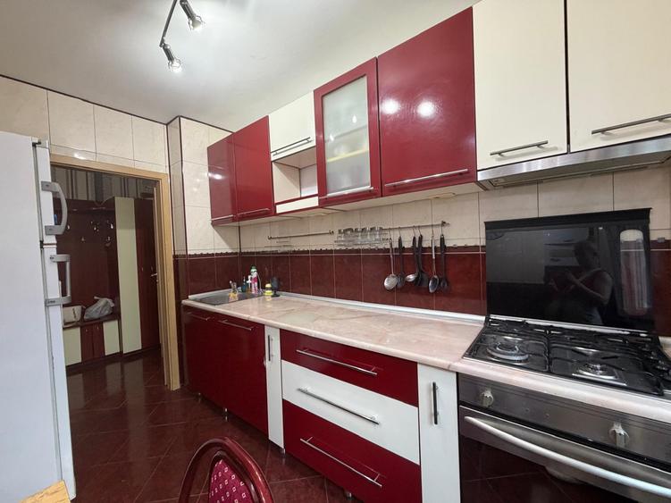 Apartament cu 4 camere decomandat în Titan