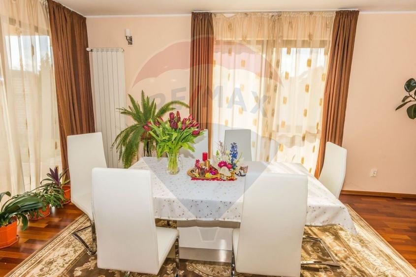 Casă individuală cu 6 camere cu Teren 1071 Mp în Central