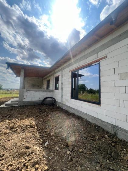 Casă cu 4 camere cu Teren 550 Mp în Aninoasa