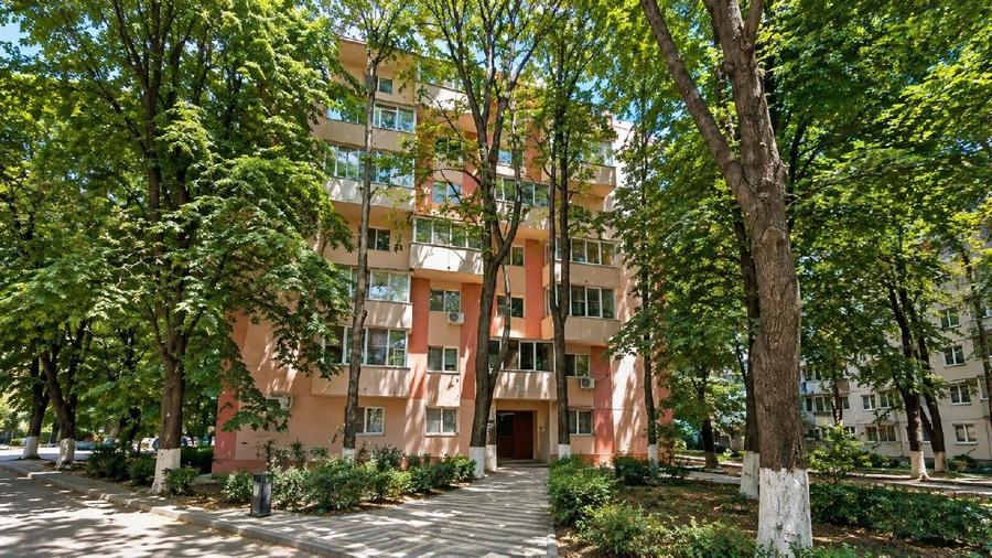 Apartament cu 3 camere decomandat în Giurgiului