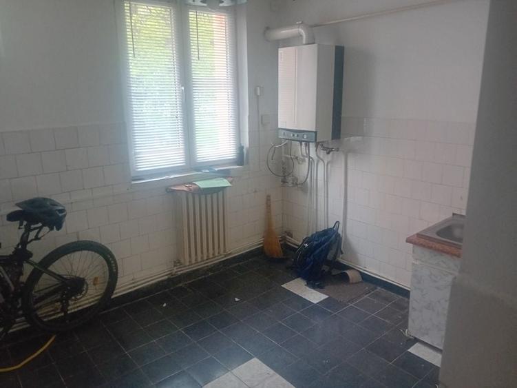 Apartament cu 3 camere semidecomandat în Central