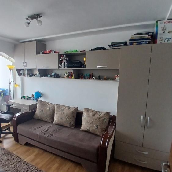 Apartament cu 3 camere semidecomandat în Sud-Est