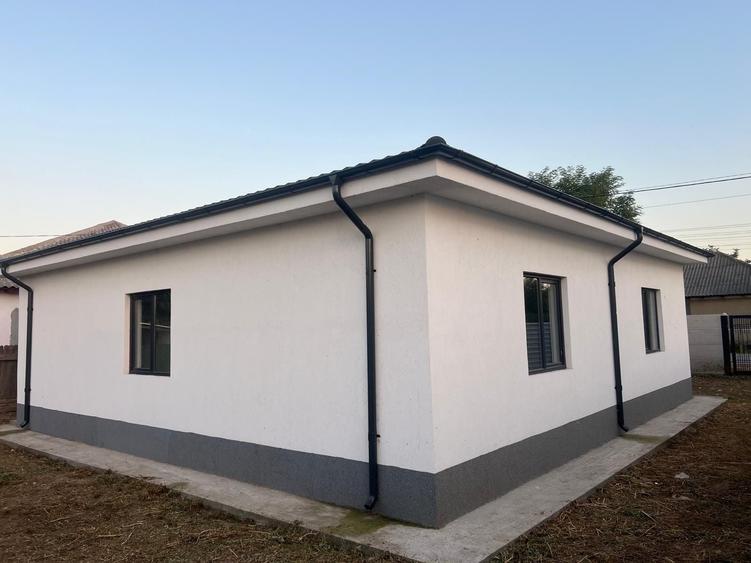 Casă cu 4 camere în Poarta Albă