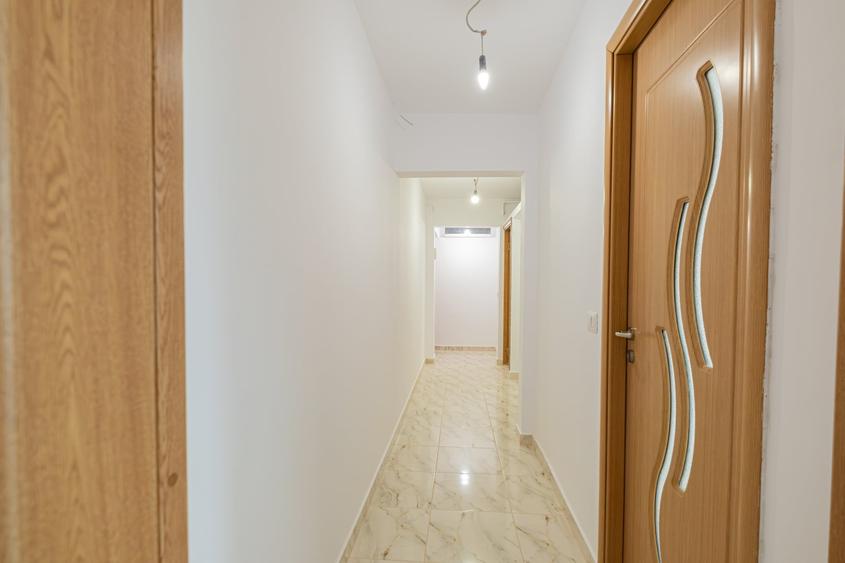 Apartament cu 3 camere semidecomandat în Tomis III
