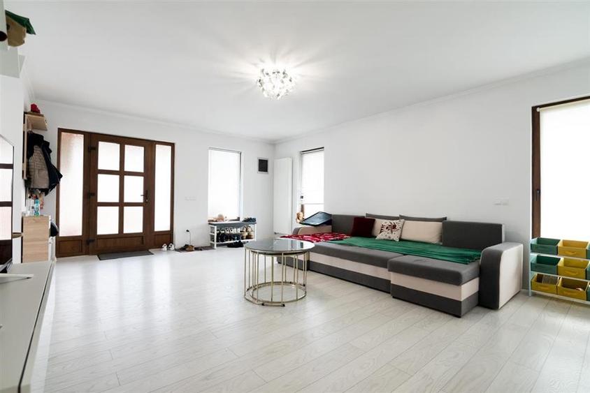 Apartament cu 3 camere decomandat în Rontău