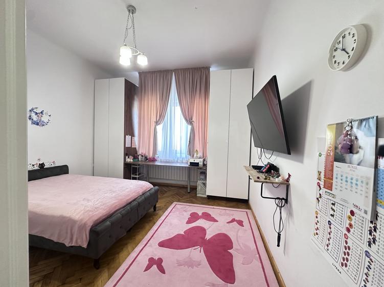 Casă individuală cu 12 camere cu Canalizare în Parcul Carol