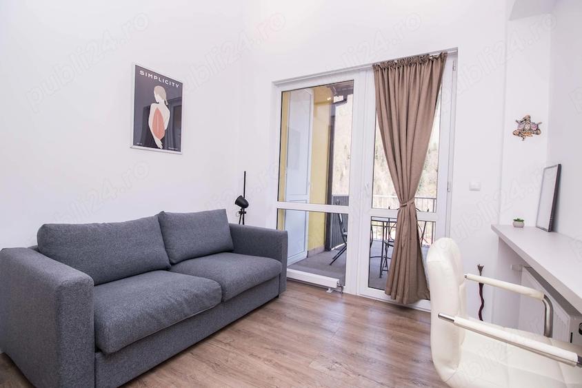 Apartament cu 3 camere semidecomandat, mobilat în Sud