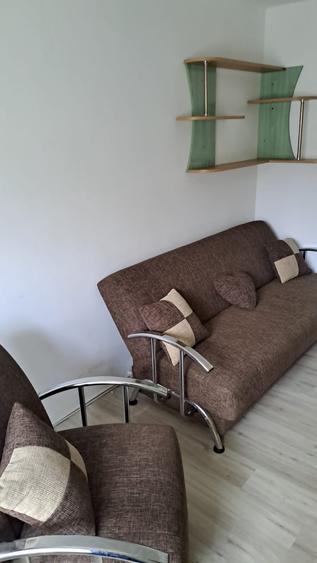 Apartament cu 3 camere semidecomandat în Gojdu
