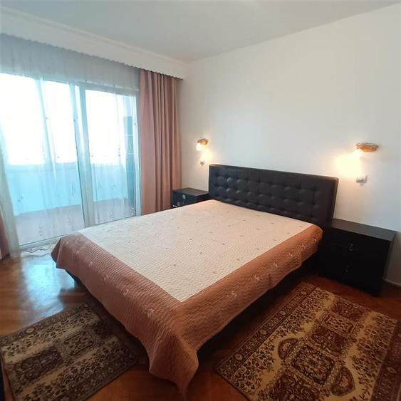 Apartament cu 4 camere decomandat, mobilat în Ștrand
