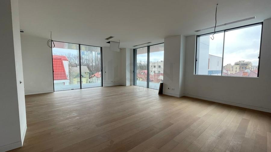 Apartament cu 5 camere decomandat în Floreasca