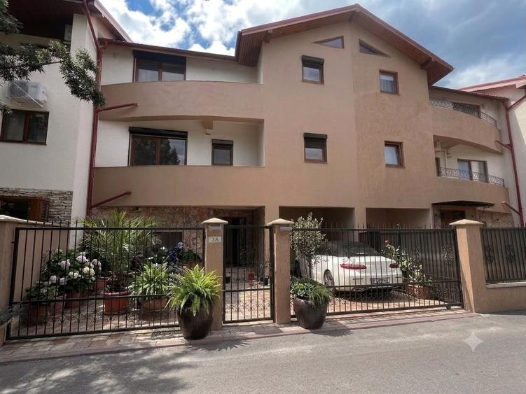 Casă individuală cu 7 camere cu Canalizare în Central