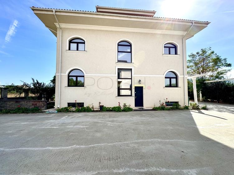 Casă individuală cu 8 camere cu Canalizare în Băneasa
