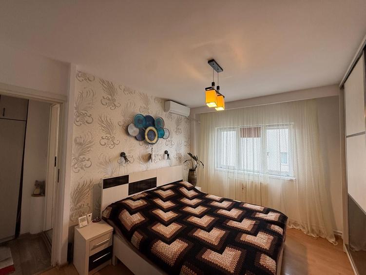 Apartament cu 4 camere semidecomandat, mobilat în Mihai Bravu
