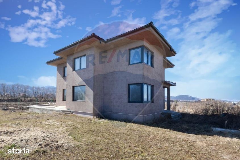 Casă cu 4 camere cu Teren 491 Mp în Noua