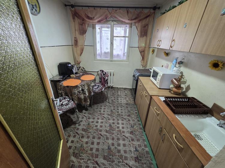 Apartament cu 3 camere decomandat în Titan