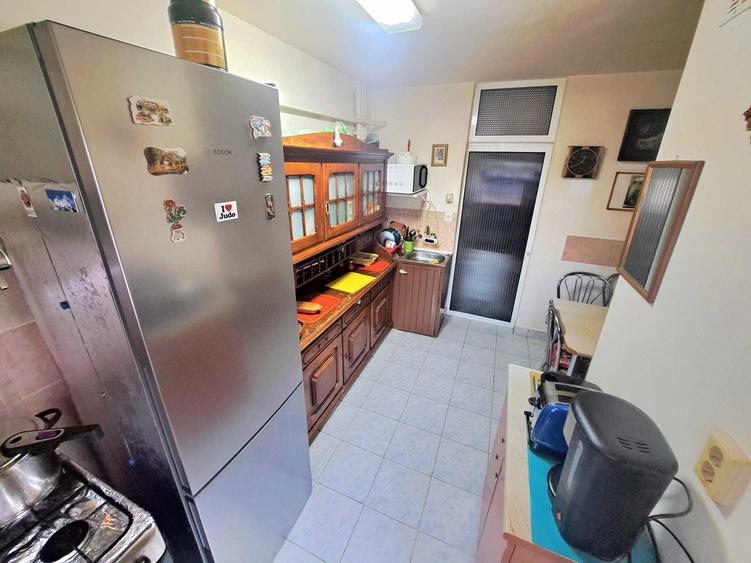 Apartament cu 3 camere decomandat în Intim