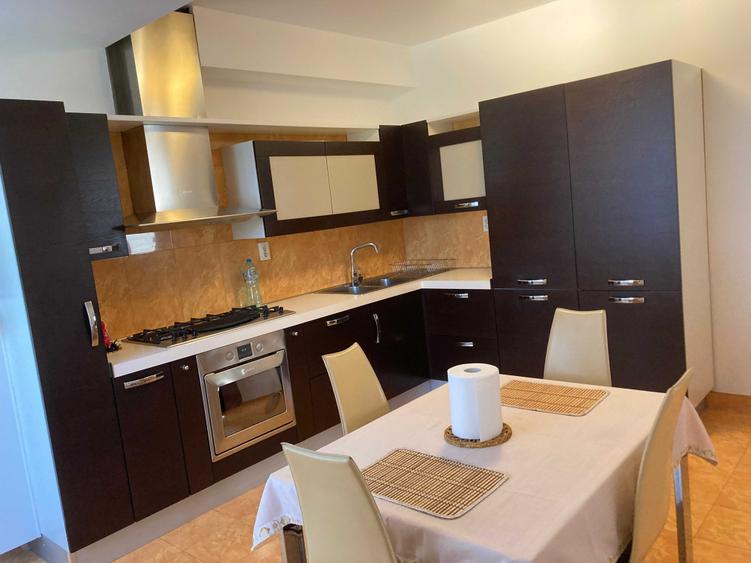 Apartament cu 3 camere decomandat în Exterior Vest