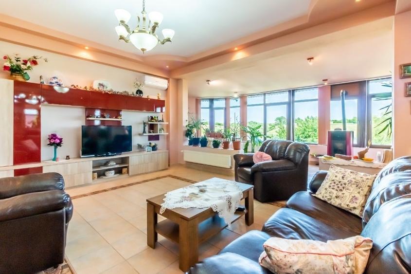 Casă individuală cu 5 camere cu Teren 1200 Mp în Central