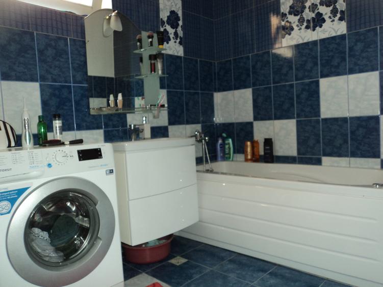 Casă cu 5 camere cu Garaj în Bujoreni
