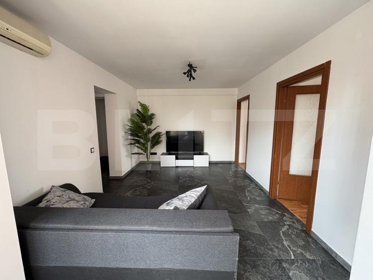 Apartament cu 3 camere semidecomandat, mobilat în Central