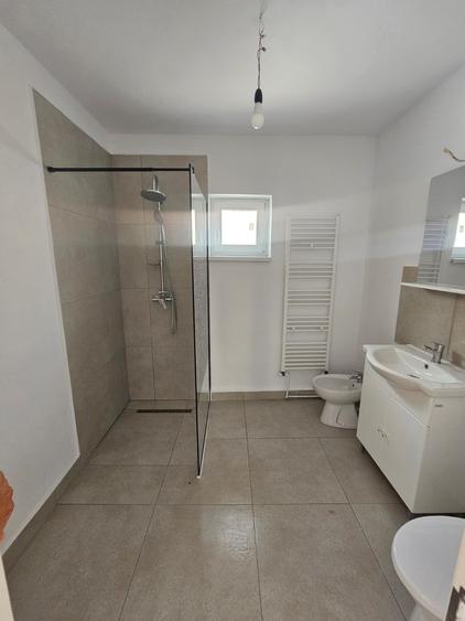 Casă individuală cu 8 camere cu Teren 510 Mp în Central