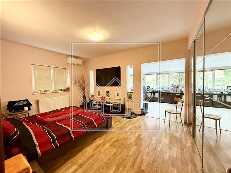 Casă individuală cu 8 camere cu Canalizare în Cisnădioara