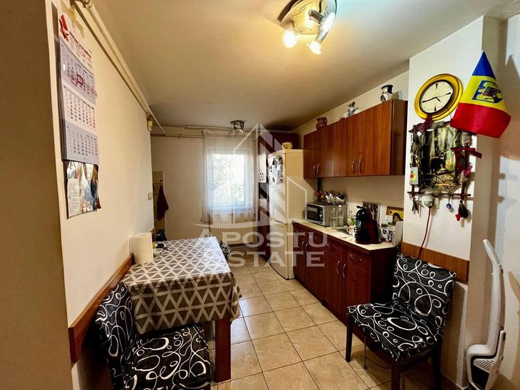 Apartament cu 3 camere semidecomandat, mobilat în Lipovei