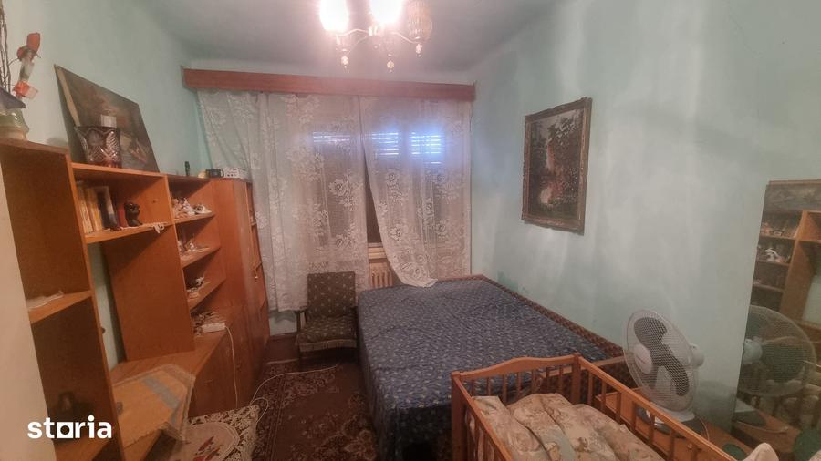 Casă cu 5 camere cu Teren 7928 Mp în Central