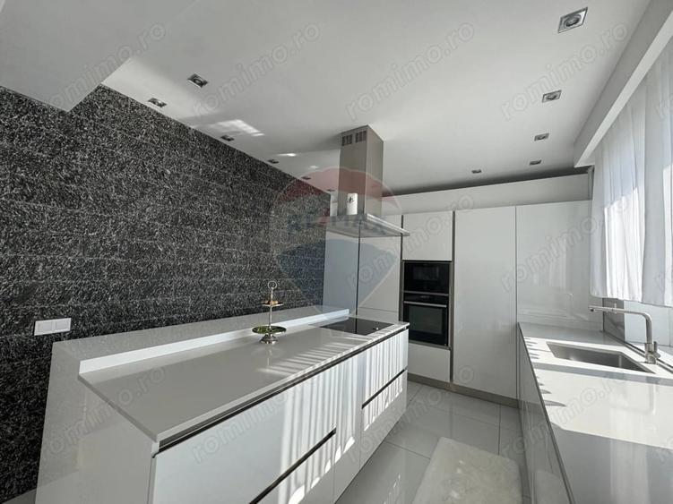 Apartament cu 4 camere decomandat în Central