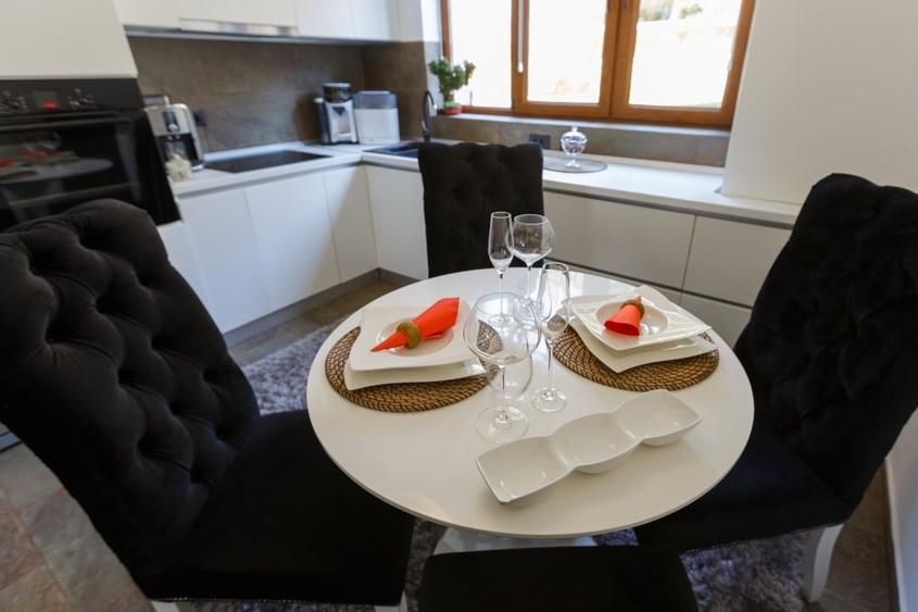 Apartament cu 3 camere decomandat, mobilat în Europa