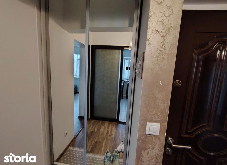 Apartament cu 3 camere semidecomandat în Podu Roș