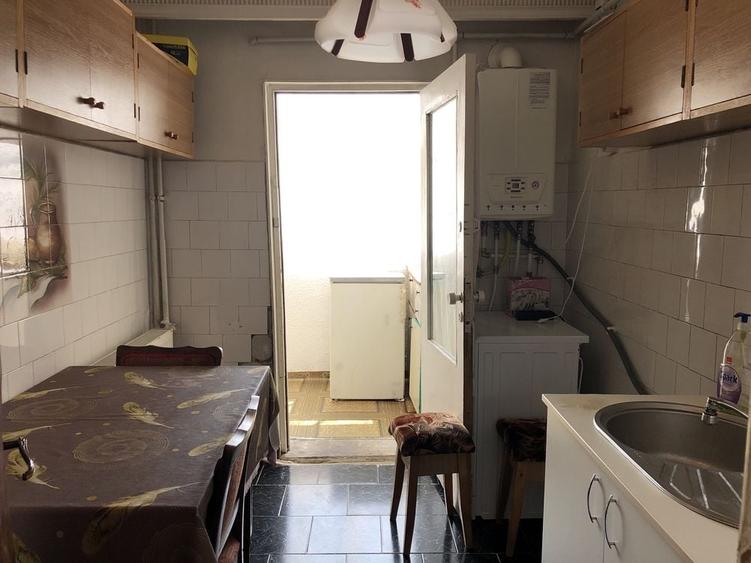 Apartament cu 3 camere decomandat în Costești