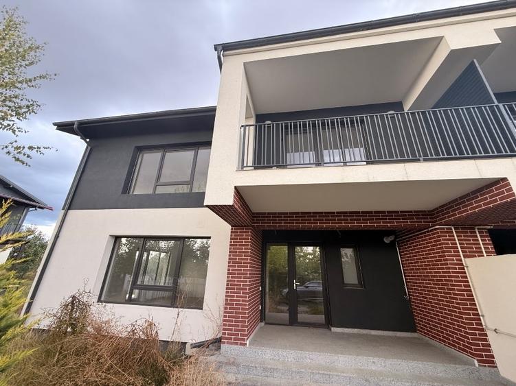 Duplex cu 4 camere cu Canalizare în Brătășanca
