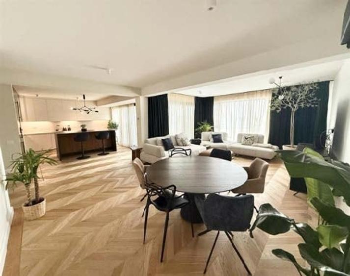 Penthouse cu 5 camere decomandat, mobilat în Pipera