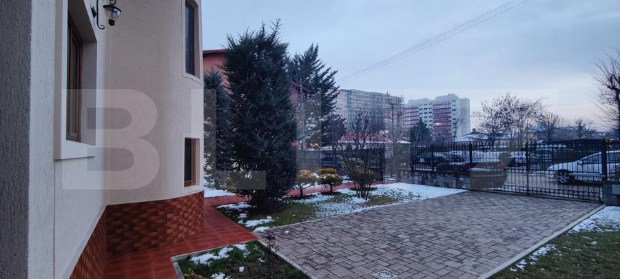 Casă individuală cu 10 camere cu Canalizare în Central