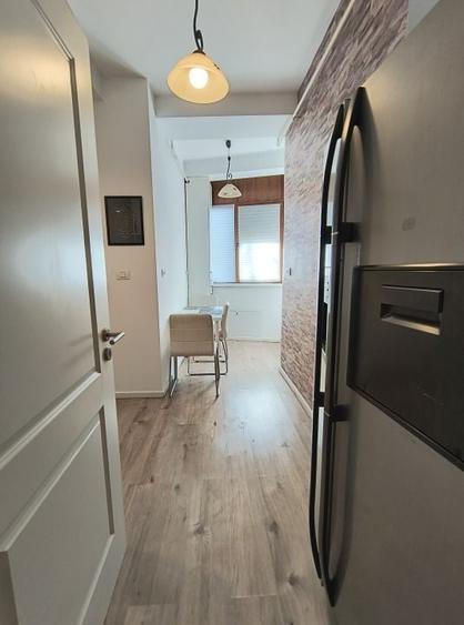 Apartament cu 3 camere semidecomandat, mobilat în 1 Mai