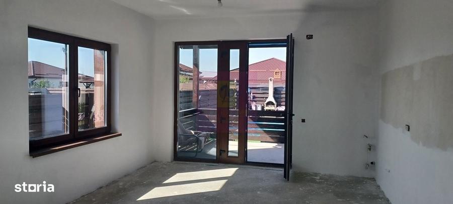 Casă cu 4 camere în Săbăreni