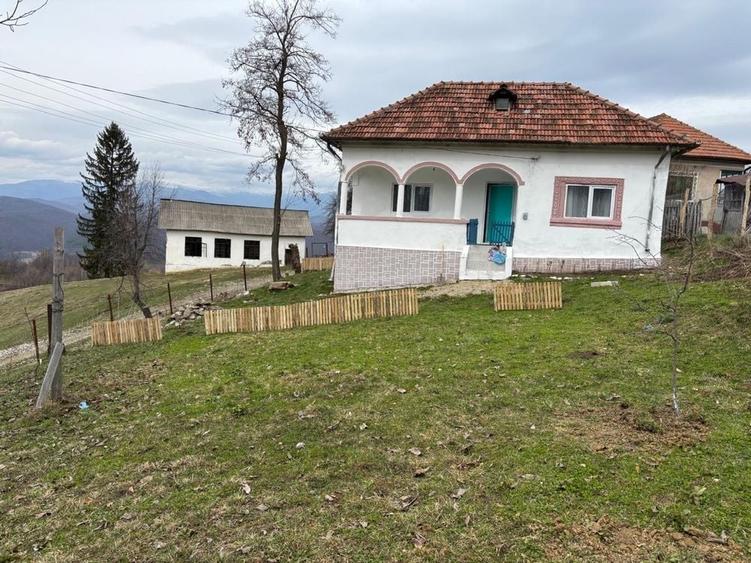 Casă cu 2 camere cu Teren 1000 Mp în Oțelu