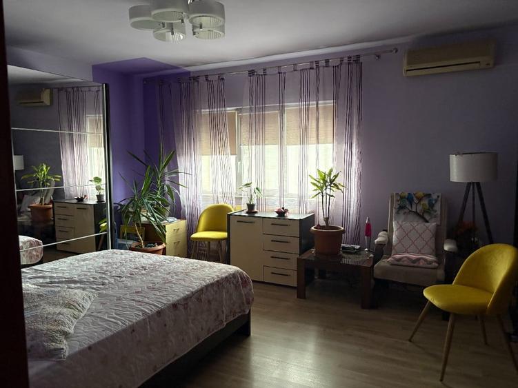Apartament cu 4 camere decomandat în Central