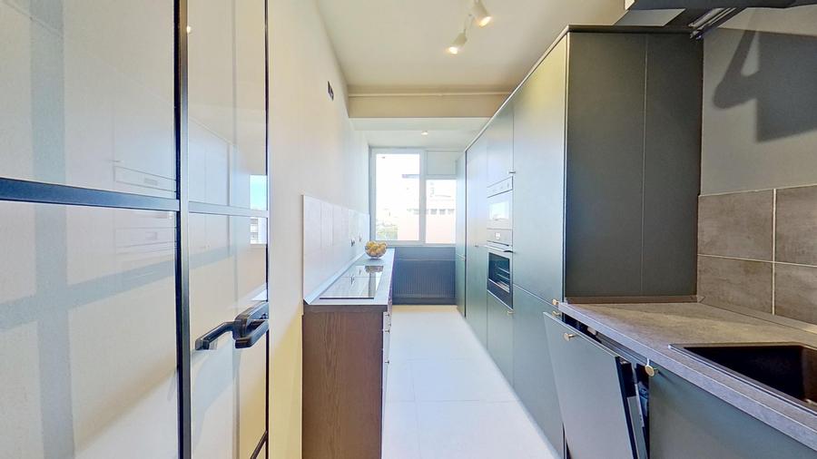 Apartament cu 3 camere semidecomandat în Calea Victoriei