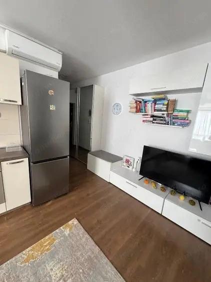 Apartament cu 3 camere semidecomandat în Girocului