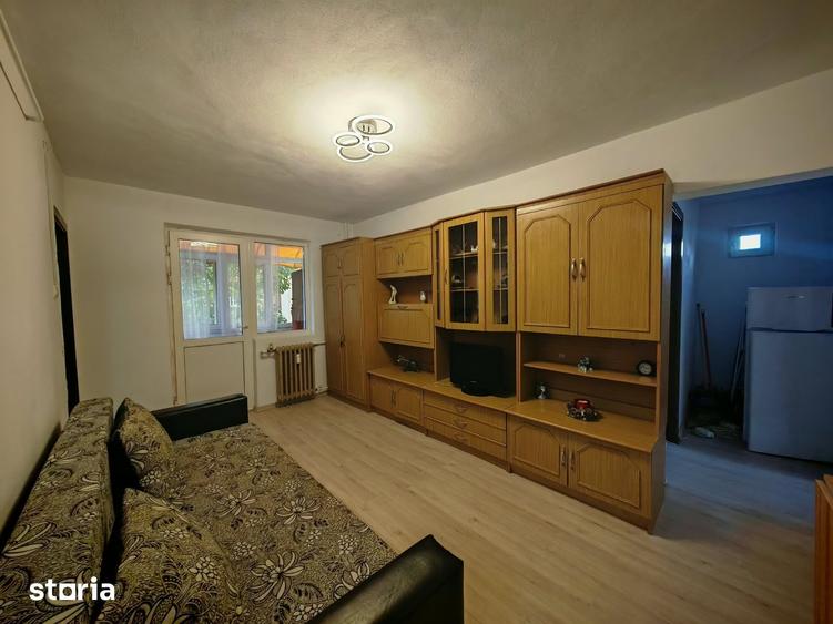 Apartament cu 3 camere semidecomandat în Craiovița Nouă