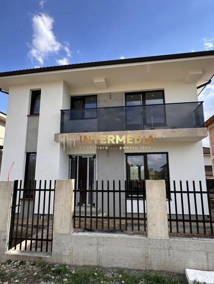 Casă individuală cu 4 camere cu Canalizare în Cetate
