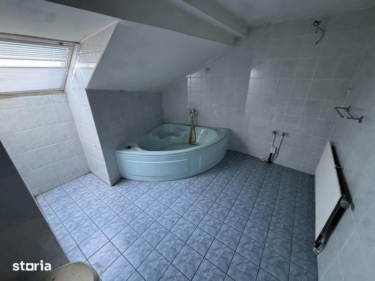 Casă cu 9 camere decomandat cu Teren 101 Mp în Central