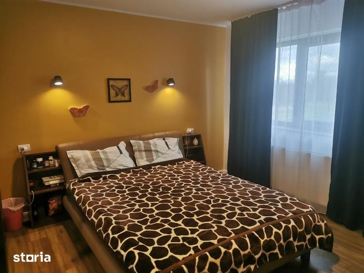 Casă cu 6 camere cu Teren 2500 Mp în Milcovul