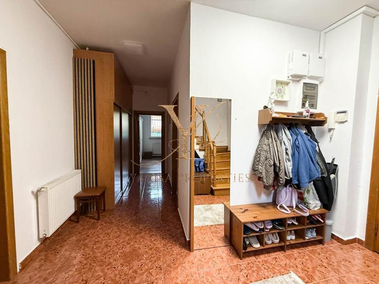 Casă individuală cu 14 camere cu Garaj în Odăile
