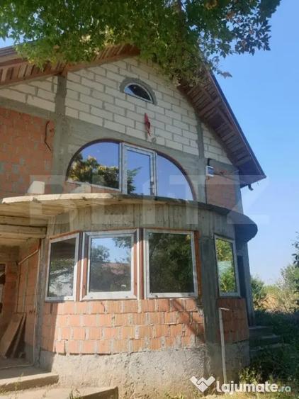 Casă cu 7 camere cu Teren 1000 Mp în Central